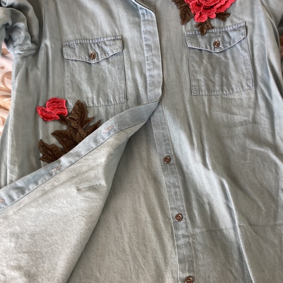 🛍️🛍️ 3 for $5. Beautiful 3D floral appliquéd denim top - Picture 6 of 6